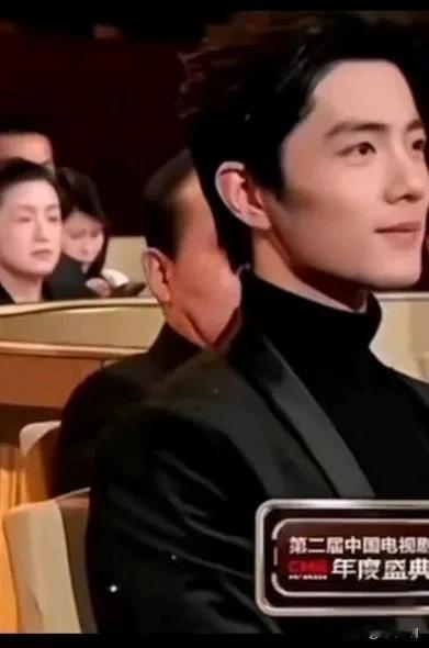 肖战眉眼含笑，心思纯正，表里如一，向阳而生，从初出茅庐到如今德艺俱佳的至臻顶流，