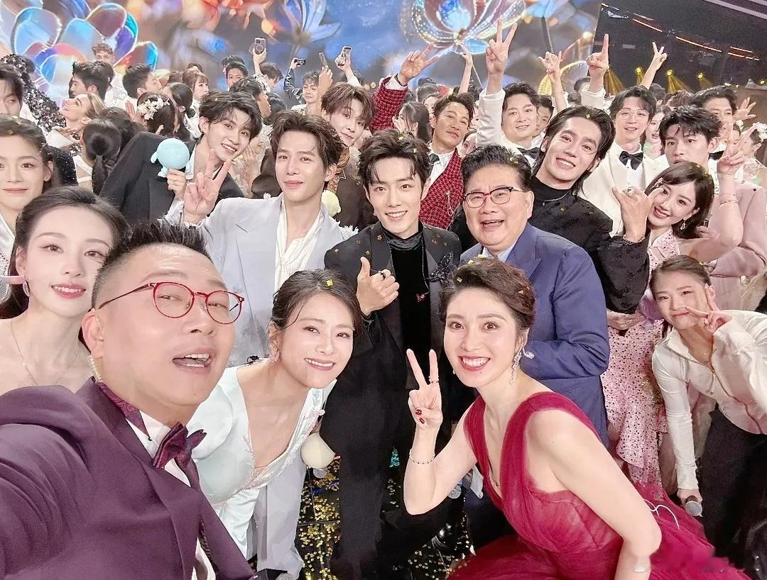 东方卫视跨年大合照🈶 