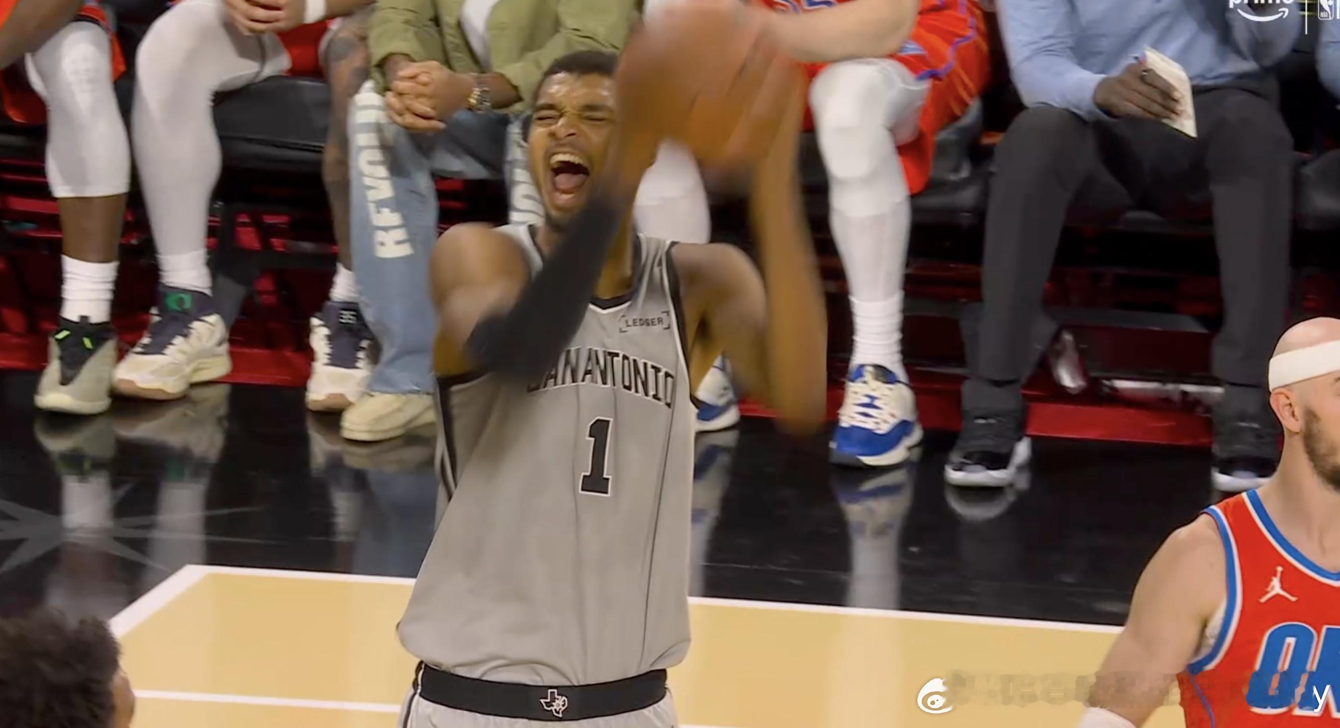 切特投丢罚球，文班开心 