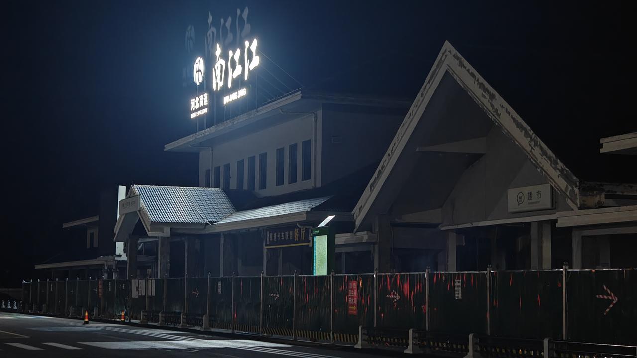南江江服务区再次打卡，比上次好点，虽然还有没素质的旅客拉了不冲，但毕竟能找到相对
