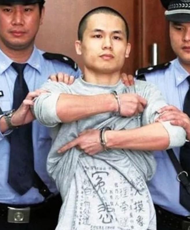 2013年，深圳民警李才坤被判死刑。在记者镜头前，他猛地掀起衣服，露出背心上写着