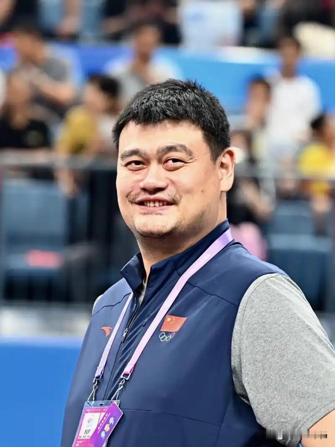 卸任篮协主席的姚明携13岁女儿姚沁蕾现身三亚，瞬间引爆热议。昔日400斤的“移动