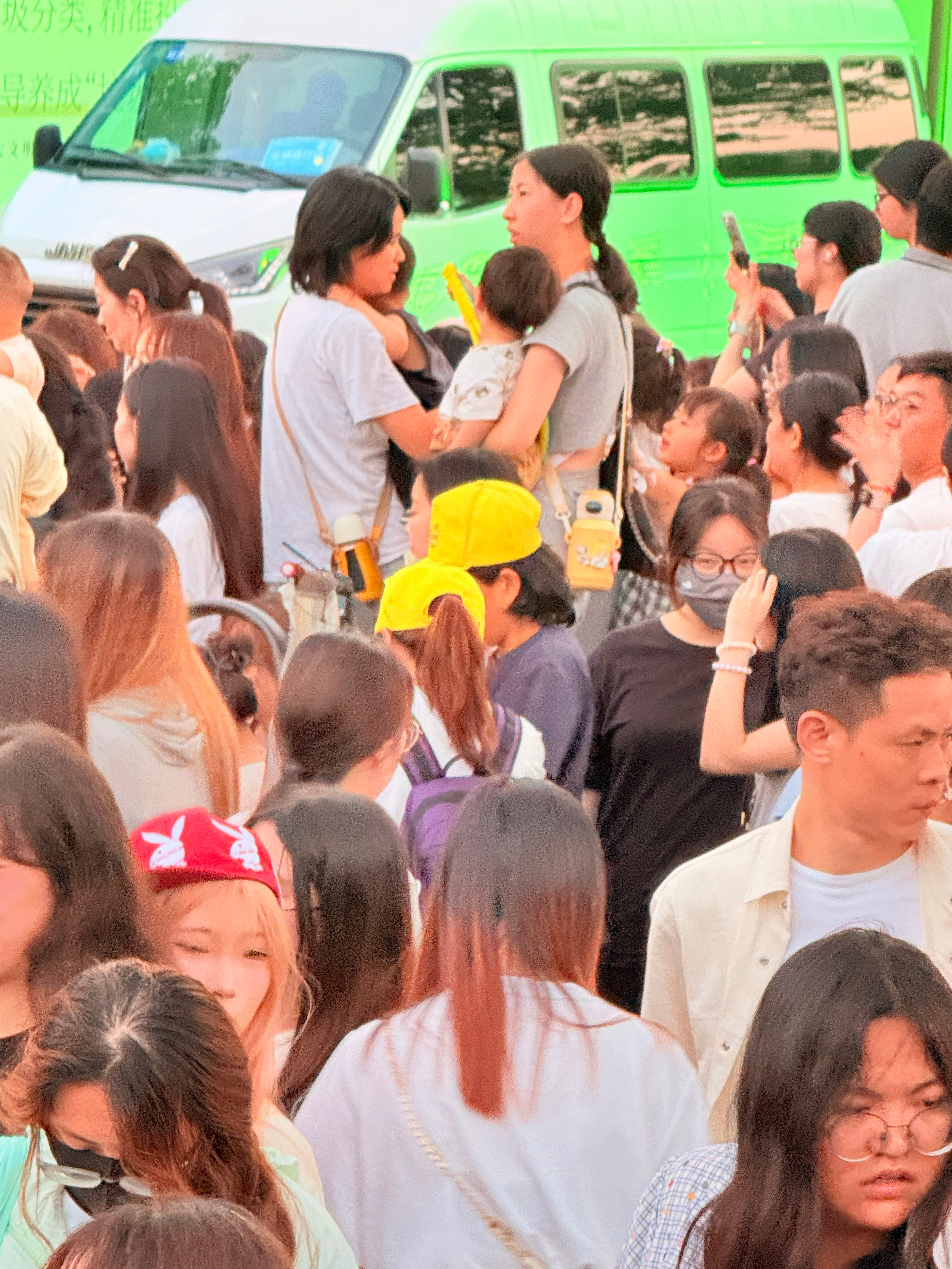 忙忙碌碌装灯牌的小黄帽 