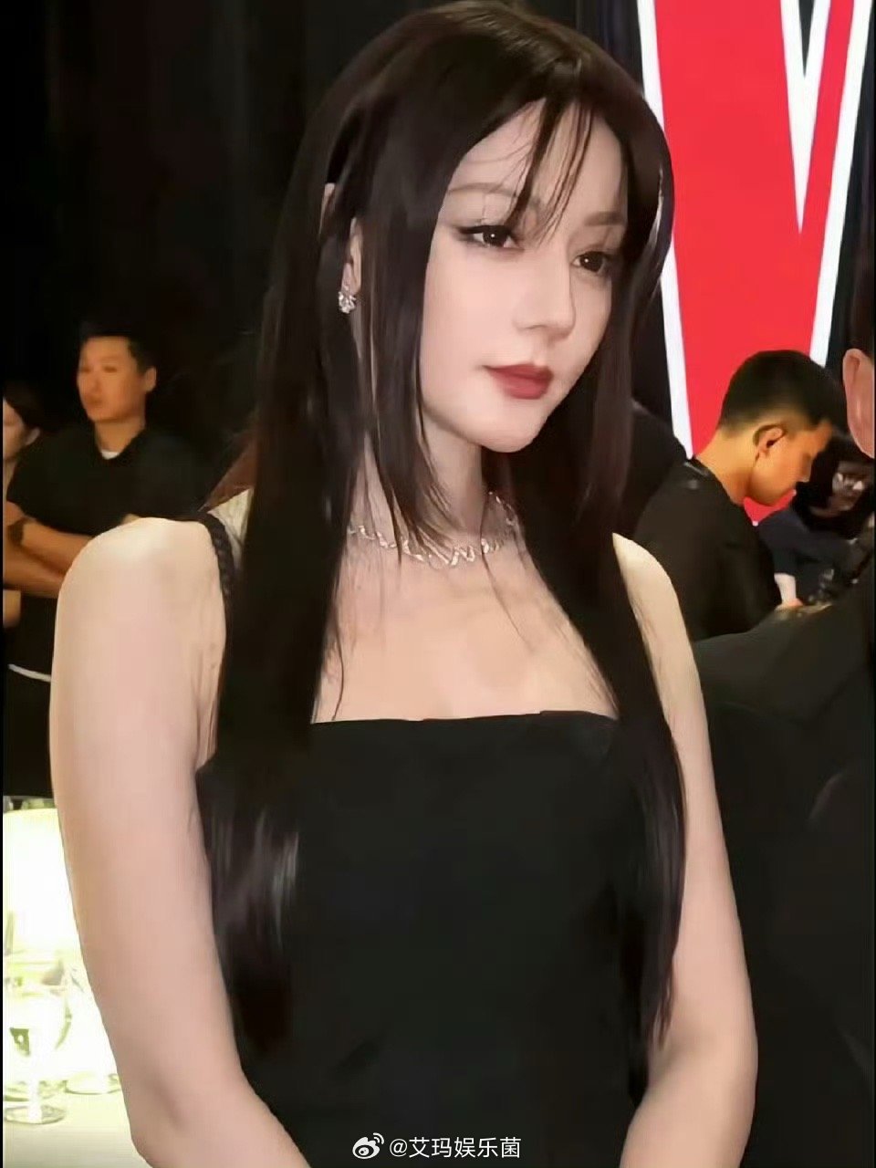 迪丽热巴第二套 有人说第二套是dior的过季款[疑问] ​​​