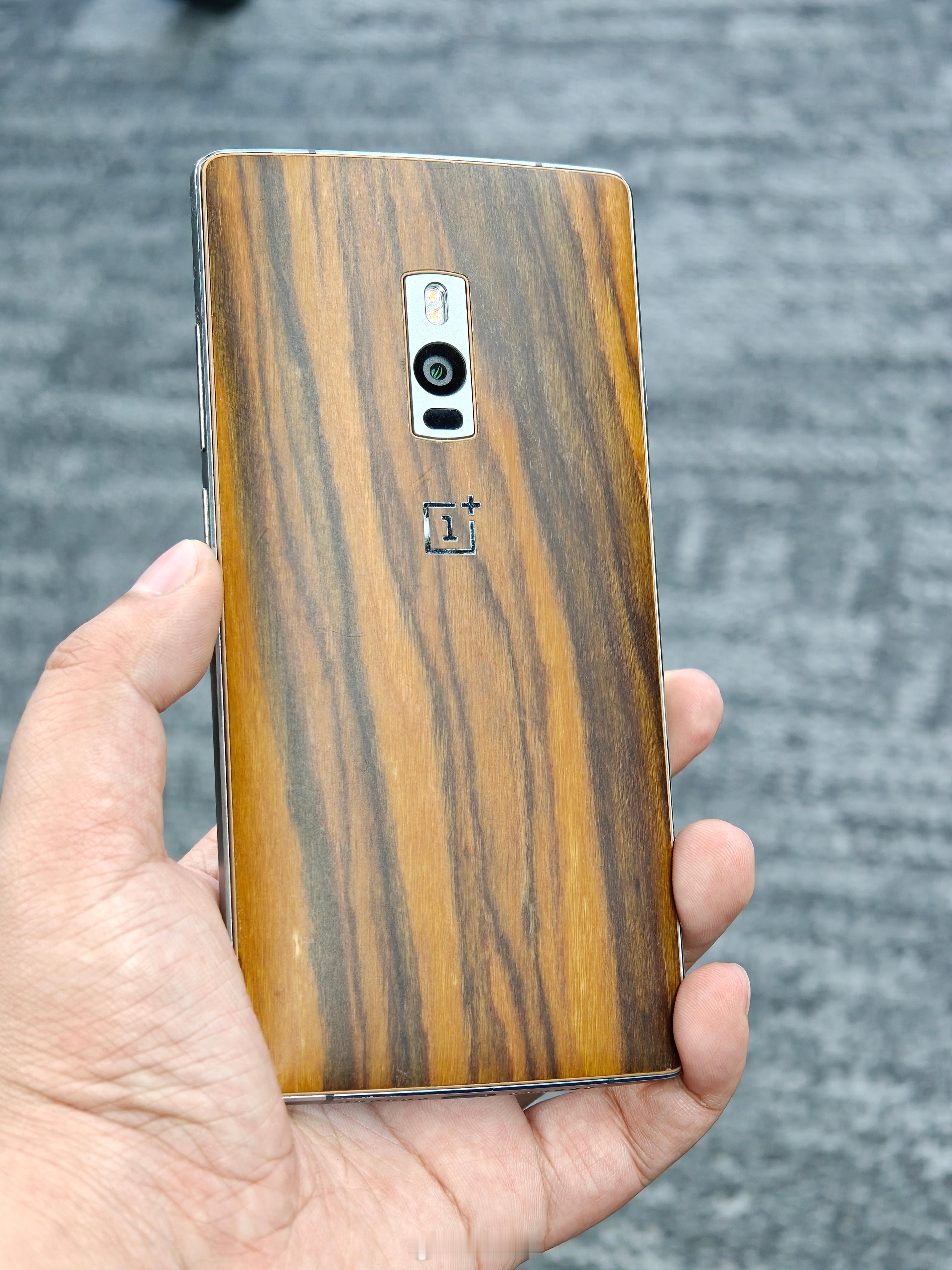 可能是为了照顾散热和防水，已经没什么厂商会做实木后盖了（保护壳不算啊）