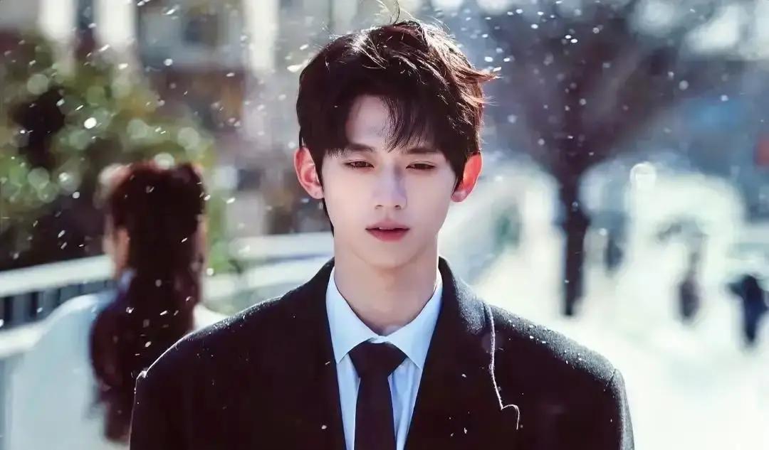 庄序在小说里守了曦光三年，没越界一步，最后连一句正式的喜欢都没说出口。
书粉把这