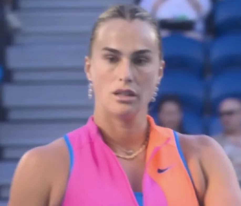 法国外卡选手拉乔纳澳网首轮挑战头号种子萨巴伦卡。
第一盘首局，拉乔纳给了萨巴伦卡