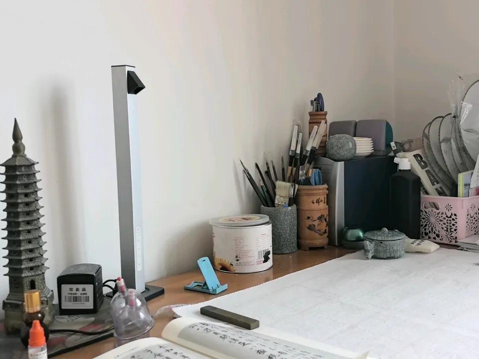 这里是我渡过时间最多的地方，卧室兼书房。发过呆，看过书，练书法，是我独静的地方！