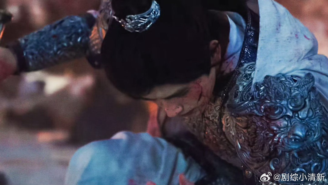 秦榛镜头下的陈飞宇白日提灯 她镜头里的他，比想象中更像段胥。眉眼的弧度、光影的角