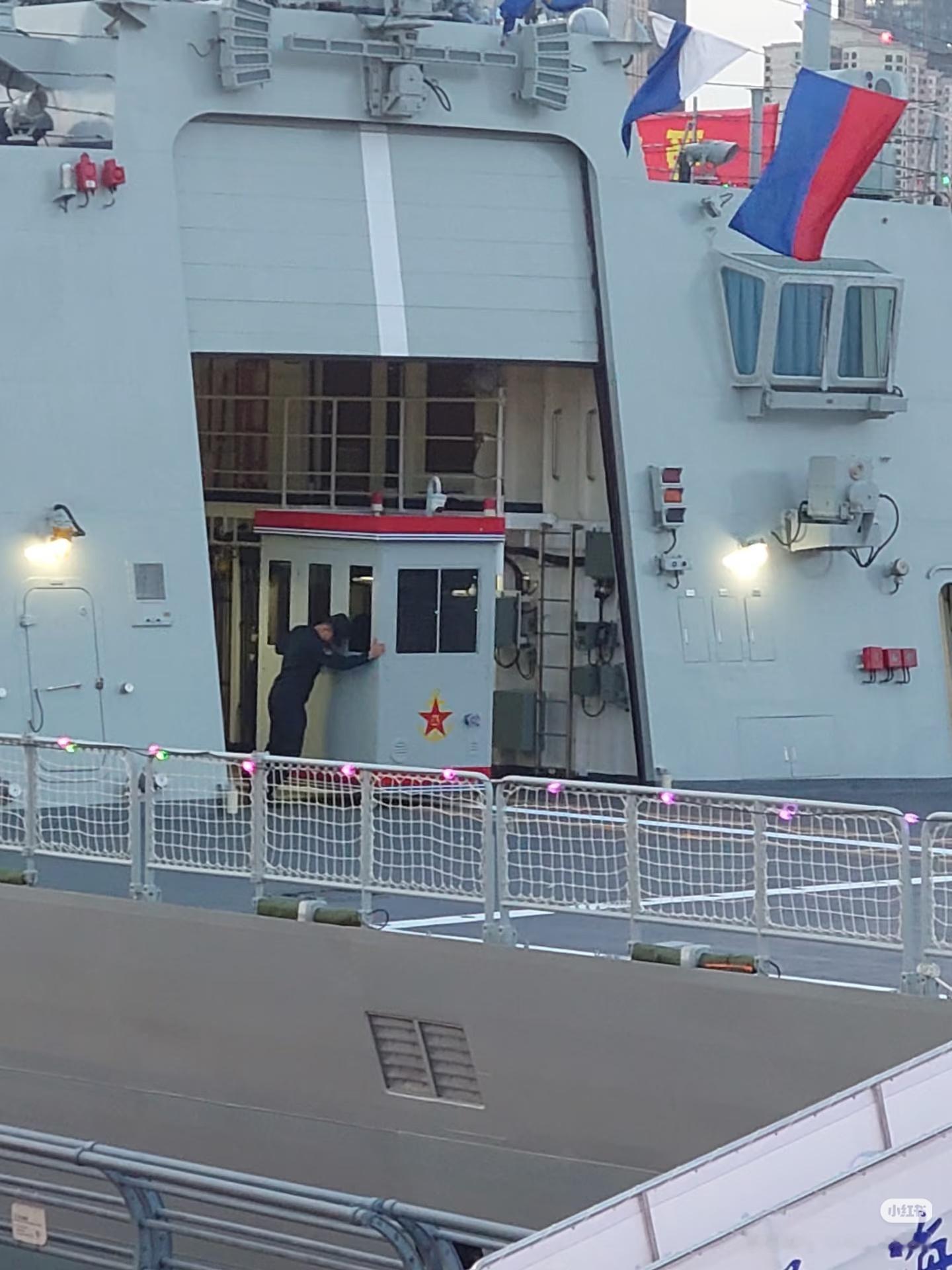 准备迎接参观423海军节