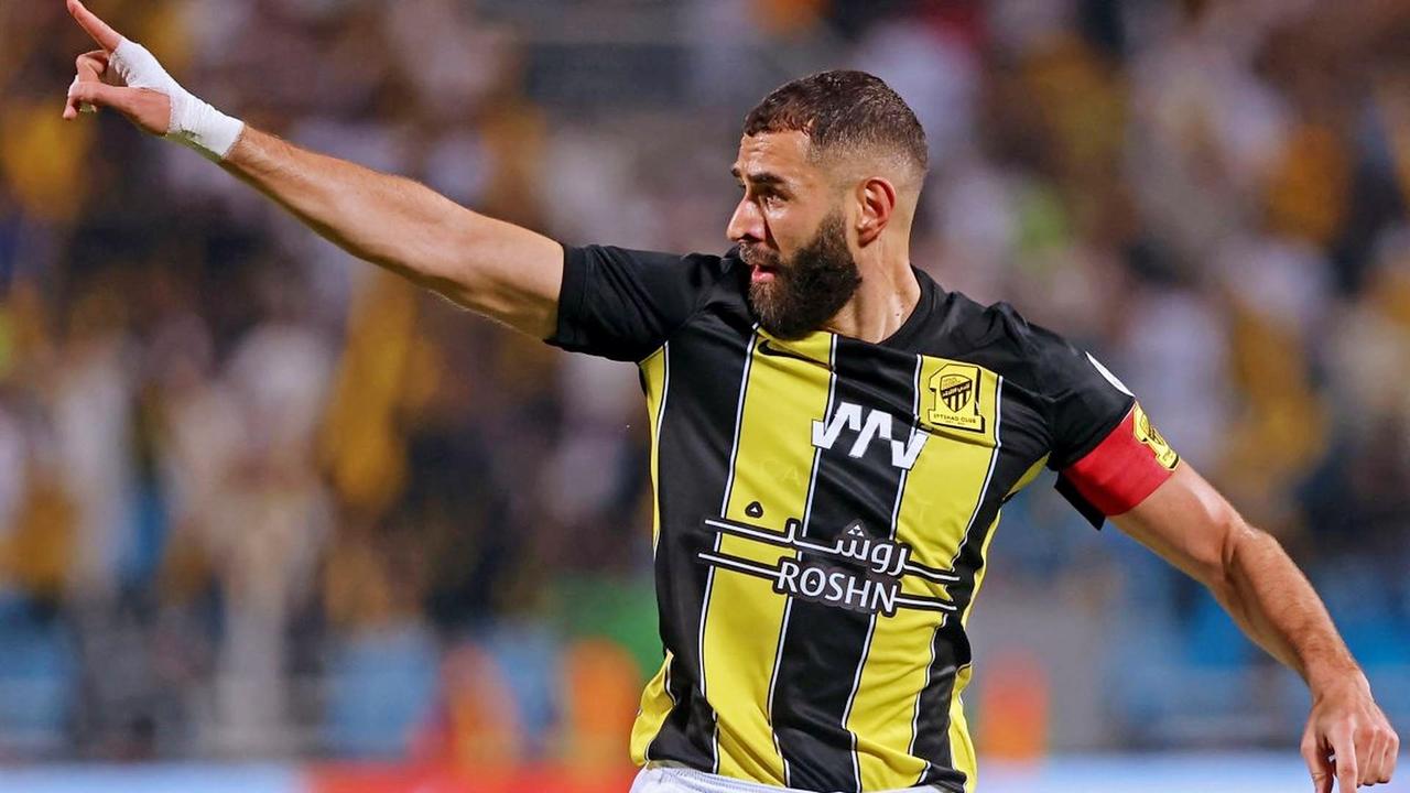 本泽马与利雅得新月就半年合同达协议，双方还在谈判潜在的新合同。
有一点可以确定的