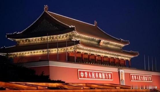 1969 年末，中央打算拆掉天安门广场再重新建设，然而在施工的时候，工人们在旧天