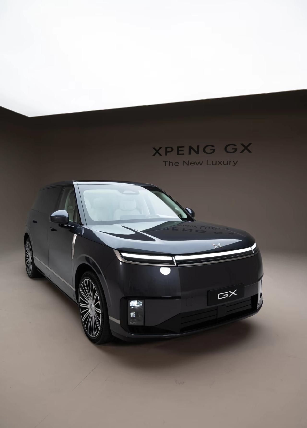 今晚小鹏GX发布，
很多人以为最慌的是理想汽车。
其实不是。最慌的，从来不是台上