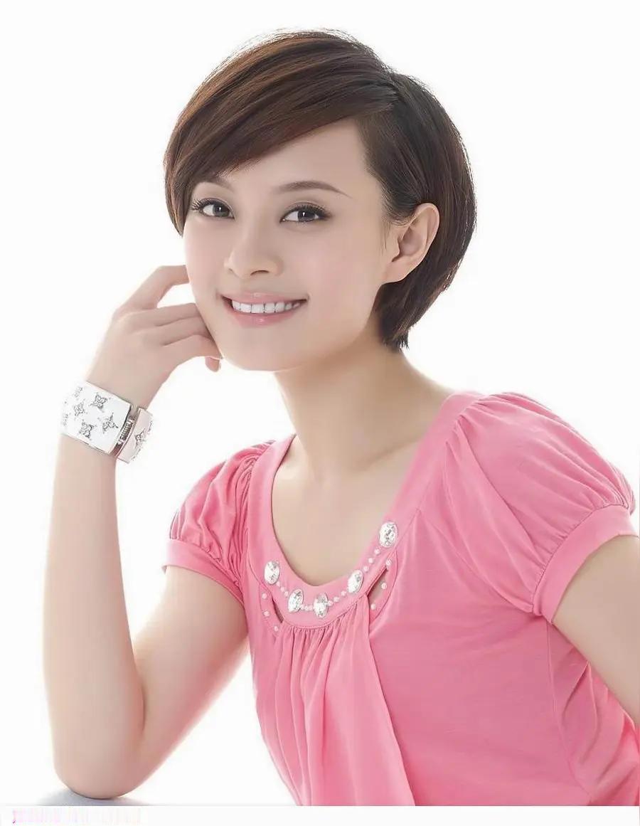 先说说她们两个人的路子不一样，很难分高下各有优势。
蒋勤勤：
偏古典大青衣，她的
