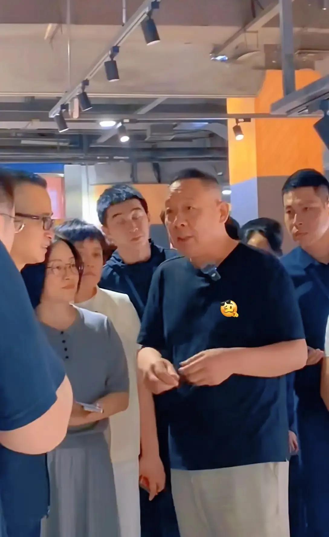 我有个在超市工作的朋友

他跟我说，以前他很想应聘胖东来，但今天之后，觉得自己不