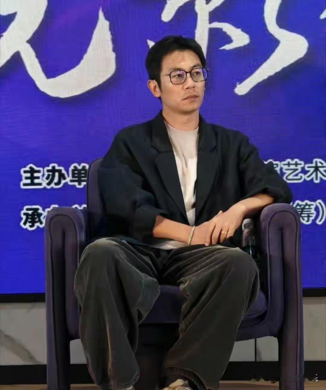 朱亚文眼镜一戴完全没有硬汉的感觉
     朱亚文眼镜一戴真没有余占鳌那样的霸气