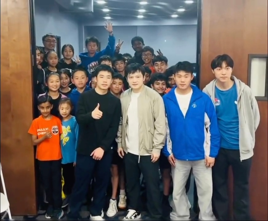与樊振东的高清合影来了［👀眨眨眼🐼］屏幕前的你是否也嘴角上扬？ ©️闪弧乒乓