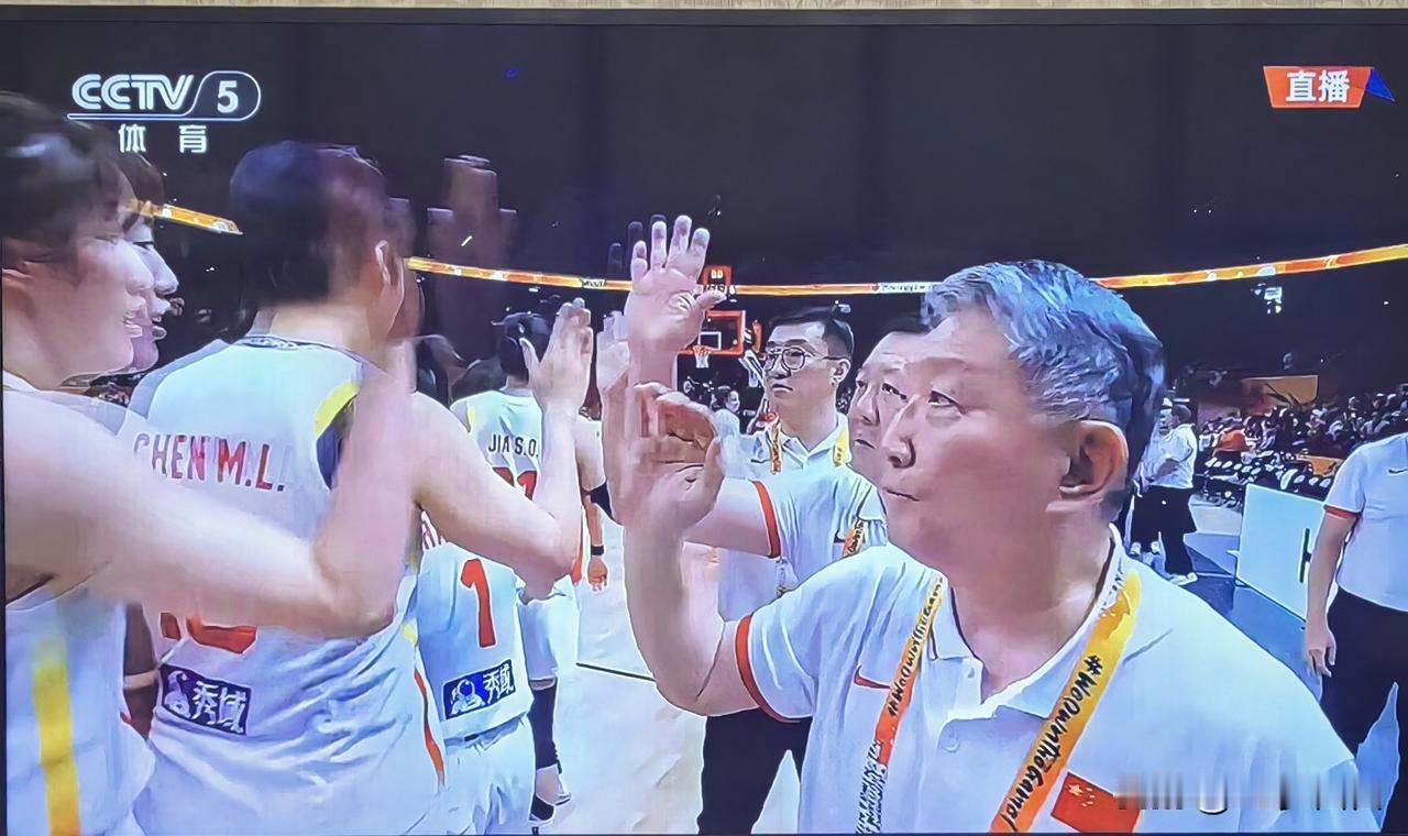 第四节最后28秒，中国女篮苏醒！宫鲁鸣指导侥幸过关，暂时保住了帅位。看了昨晚中捷