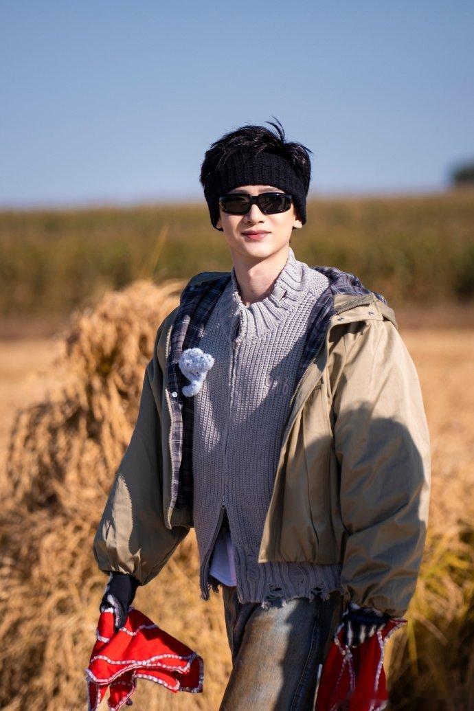 白敬亭身上痒就去洗澡白敬亭拿狼人牌不演了直接开扭，魔性摇摆嗨翻全场，嘉宾都开怀大