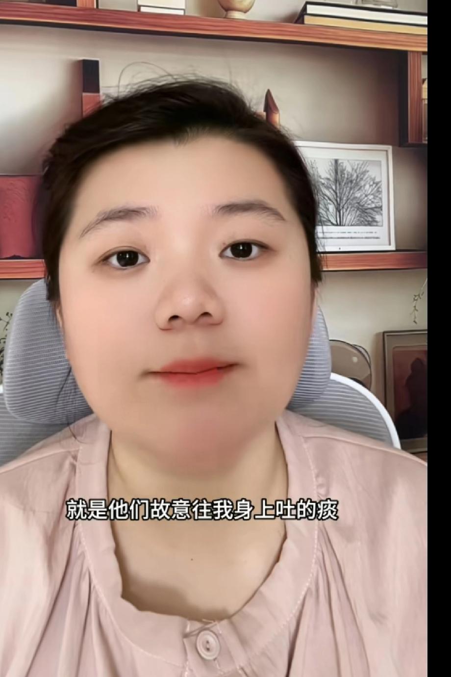 做人真的不要太过分！在这位女孩身上发生的事情，真是还原了什么叫现世报！

图片中