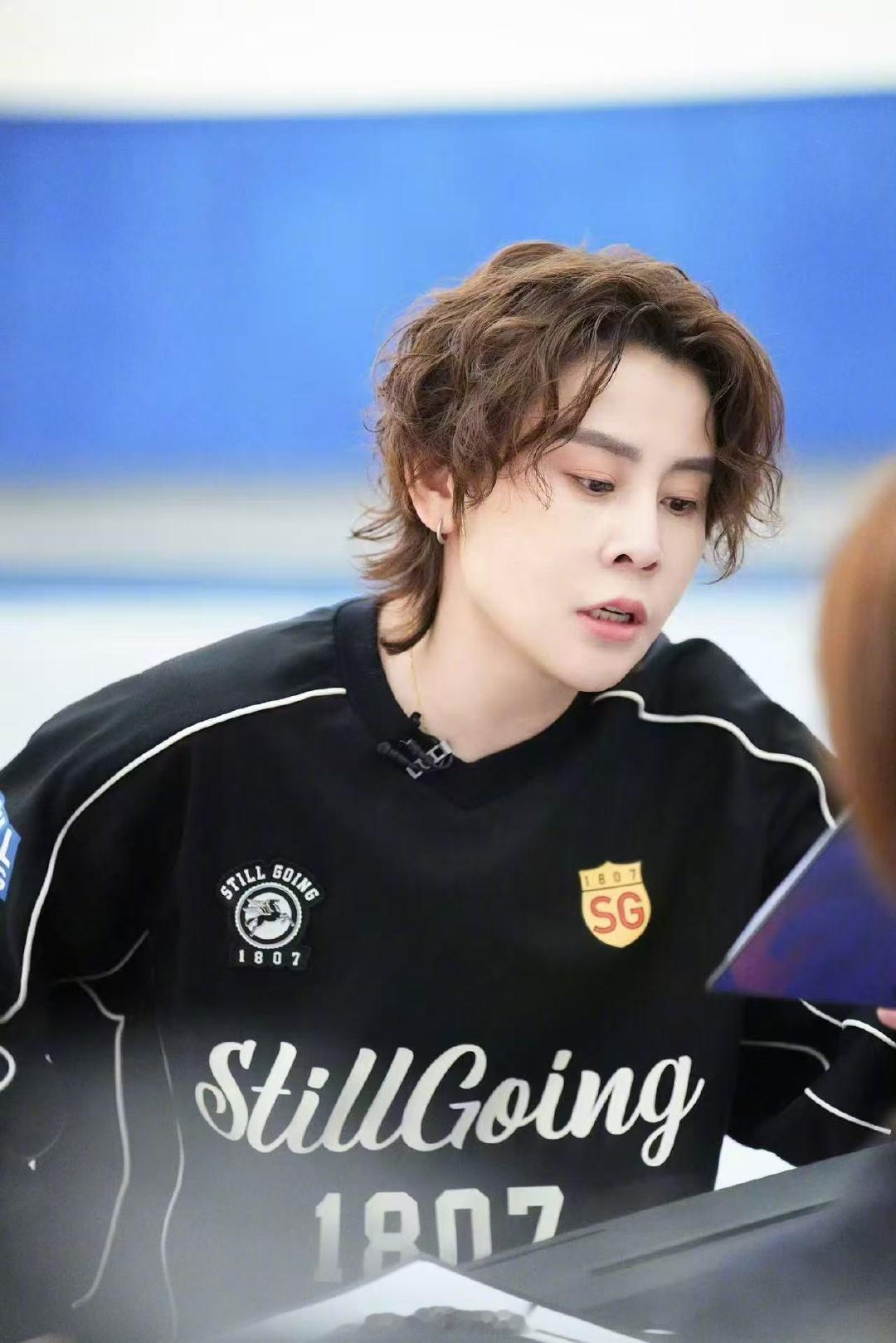 曝浪姐三公选曲乘风2026 网传浪姐三公曲目太戳心！《夜蝶》《逆战》《晨昏线》满