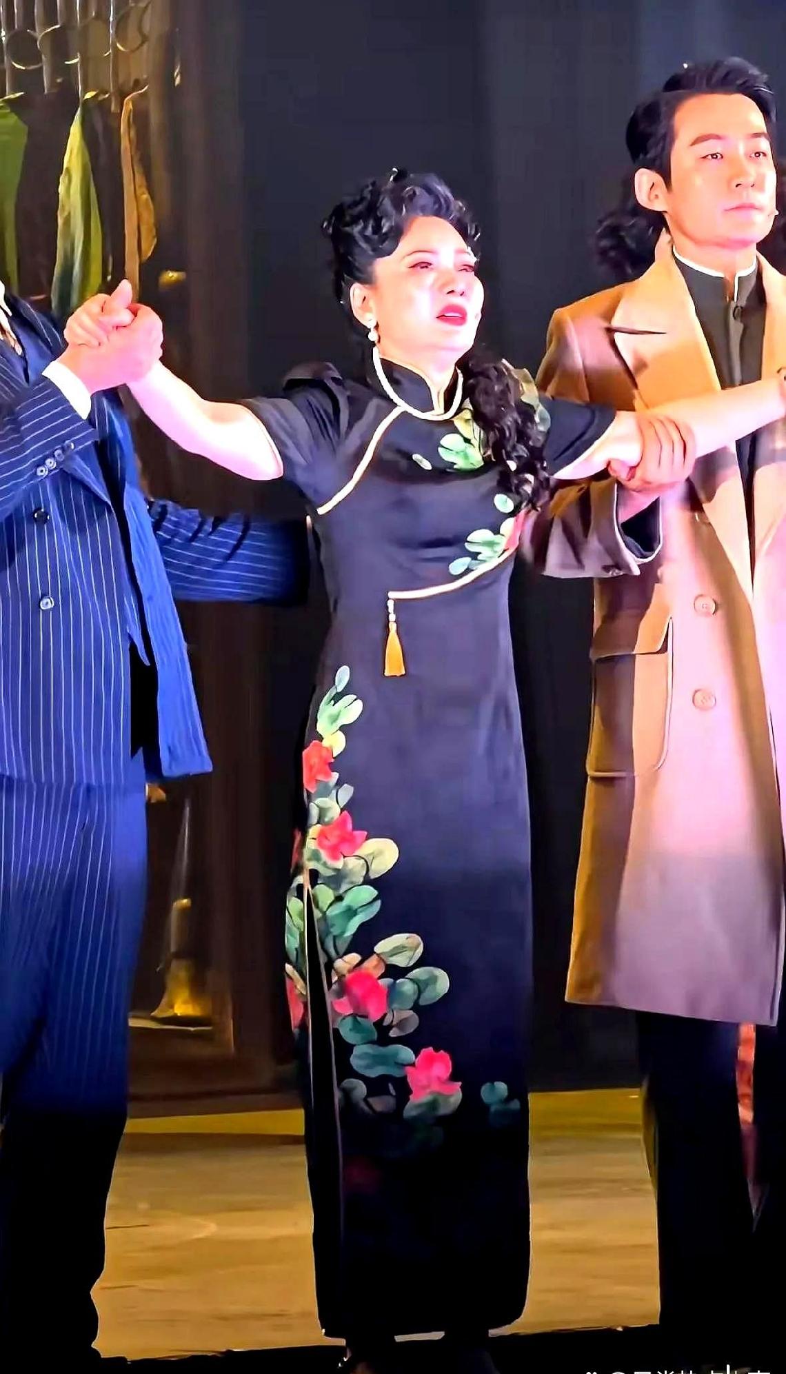 何赛飞演话剧《日出》谢幕时，腰伤疼得站都站不稳，被俩演员架着，眼眶都红了。她硬是