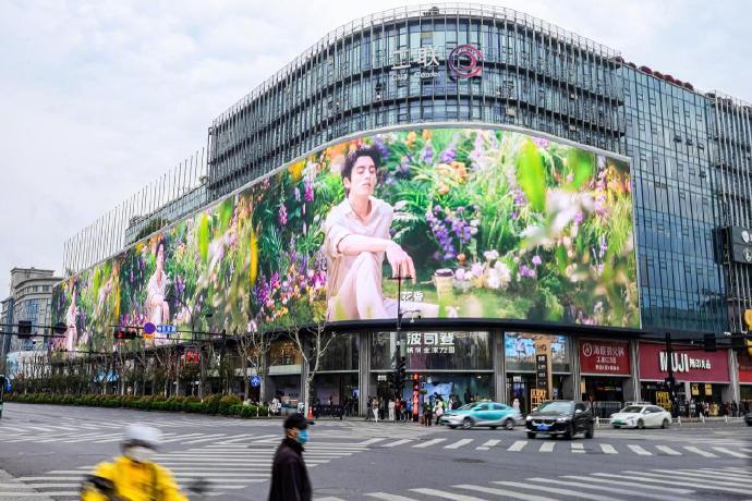 王鹤棣转角帅我一脸 王鹤棣全新地广登陆各大核心商业圈，好大的屏幕，越放大，越美貌