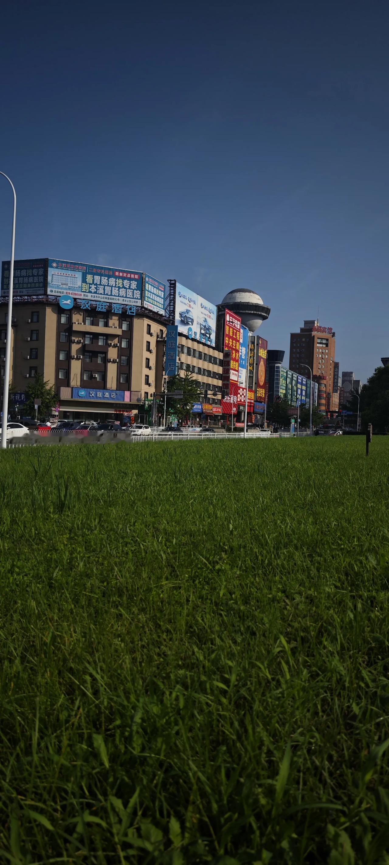 #分享一张你随手拍下的街景#本溪解放硌站前街景