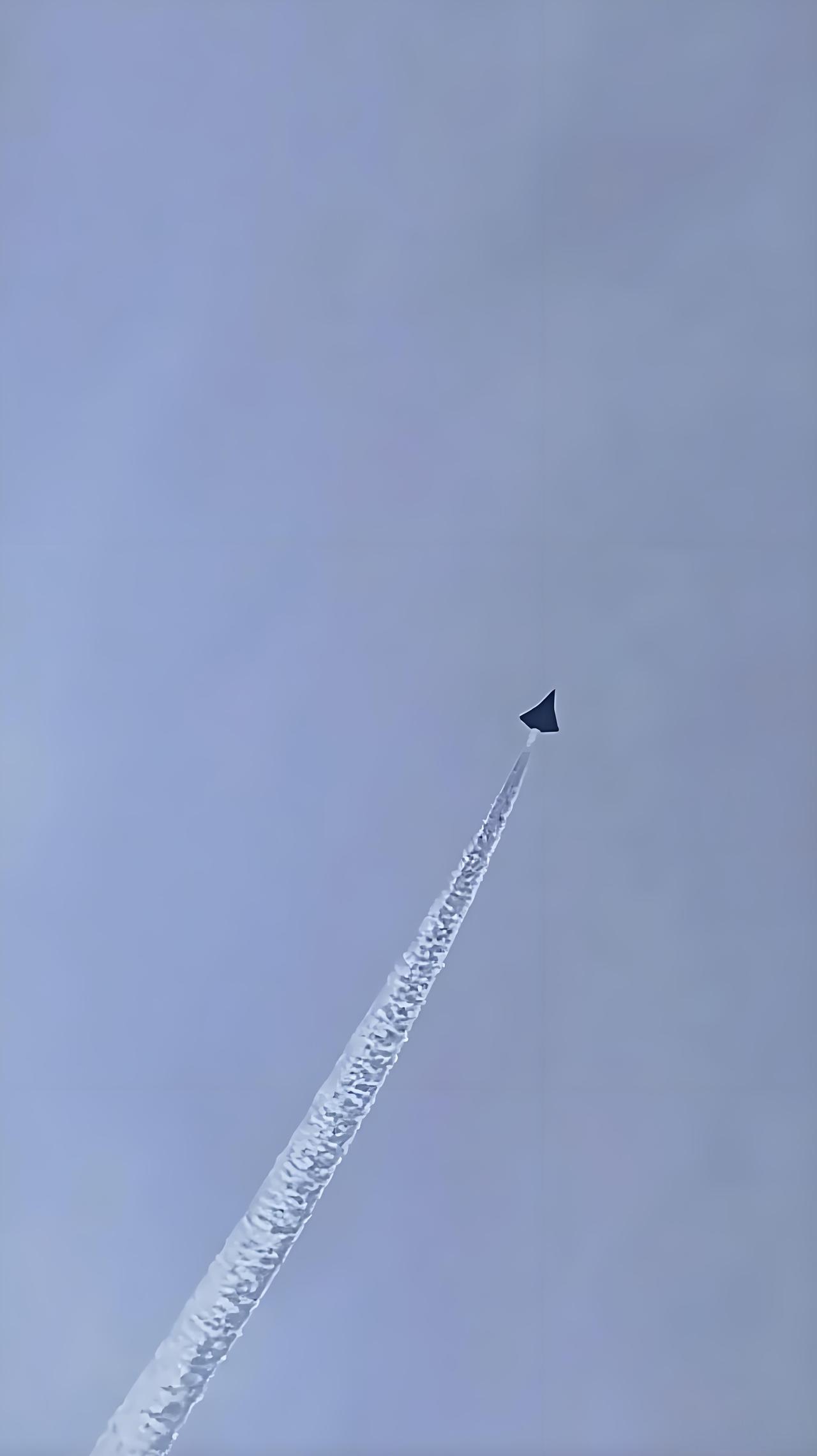 大家有没有见过飞机在空中做出急转弯的惊险动作？最近有网友分享了一个视频截图，画面