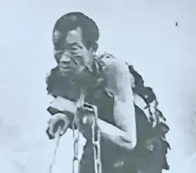 1949 年西宁解放当日，衣衫破旧、腿脚瘸拐的放牛男子不顾一切奔入解放军营地，激