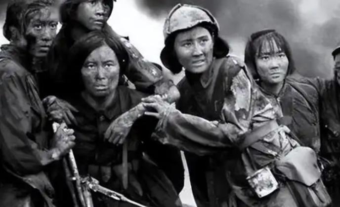 抗美援朝那会儿，女医护被美国人的炸弹炸得失明了，当场昏死过去。等她醒过来，听见美