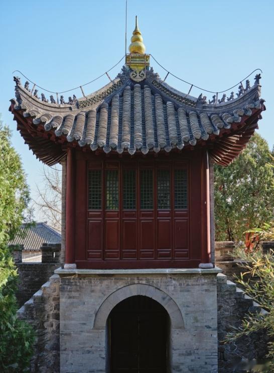 辽宁大孤山真的属于那种一到就会“哇一下”的暑期目的地～古建、银杏、山风一起，整个