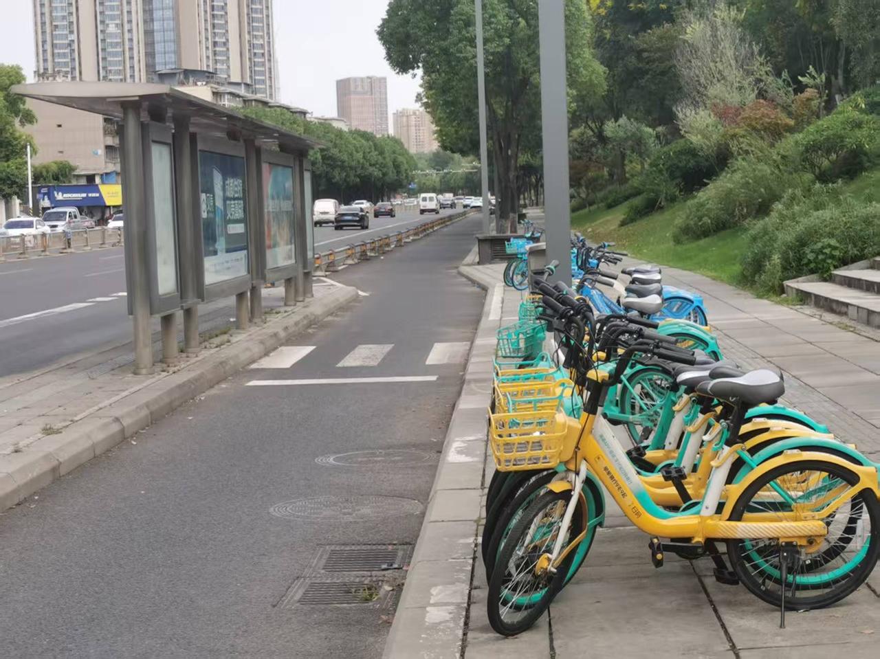 为保障道路交通流线通畅，减少乘客步行距离，成都公交集团拟于2026年7月15日起