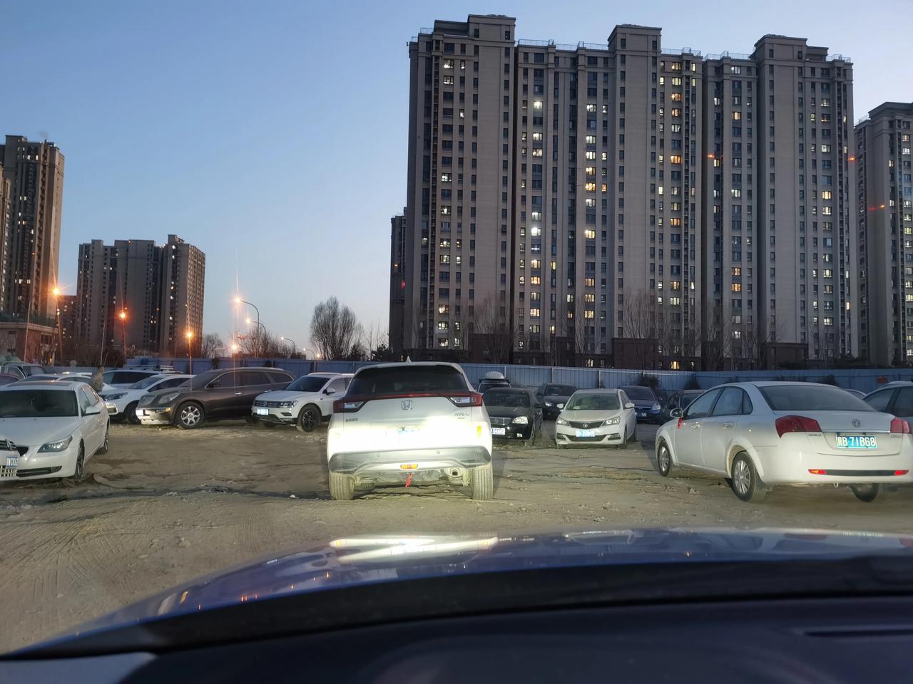 河南人，真特么会停车。挡住公共通道[发怒]