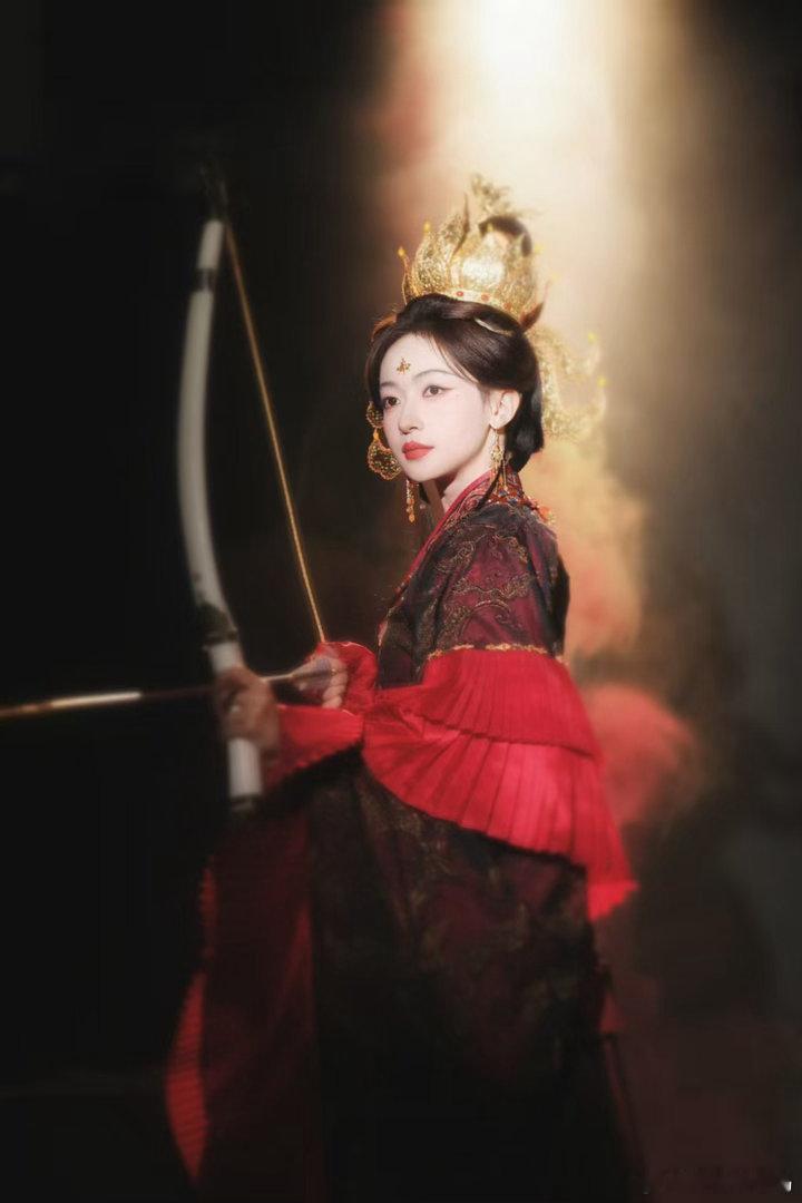 吴谨言女频最严厉的母亲吴谨言天生适配女帝路线，秦长歌造型又美又飒，眉眼藏着权威，