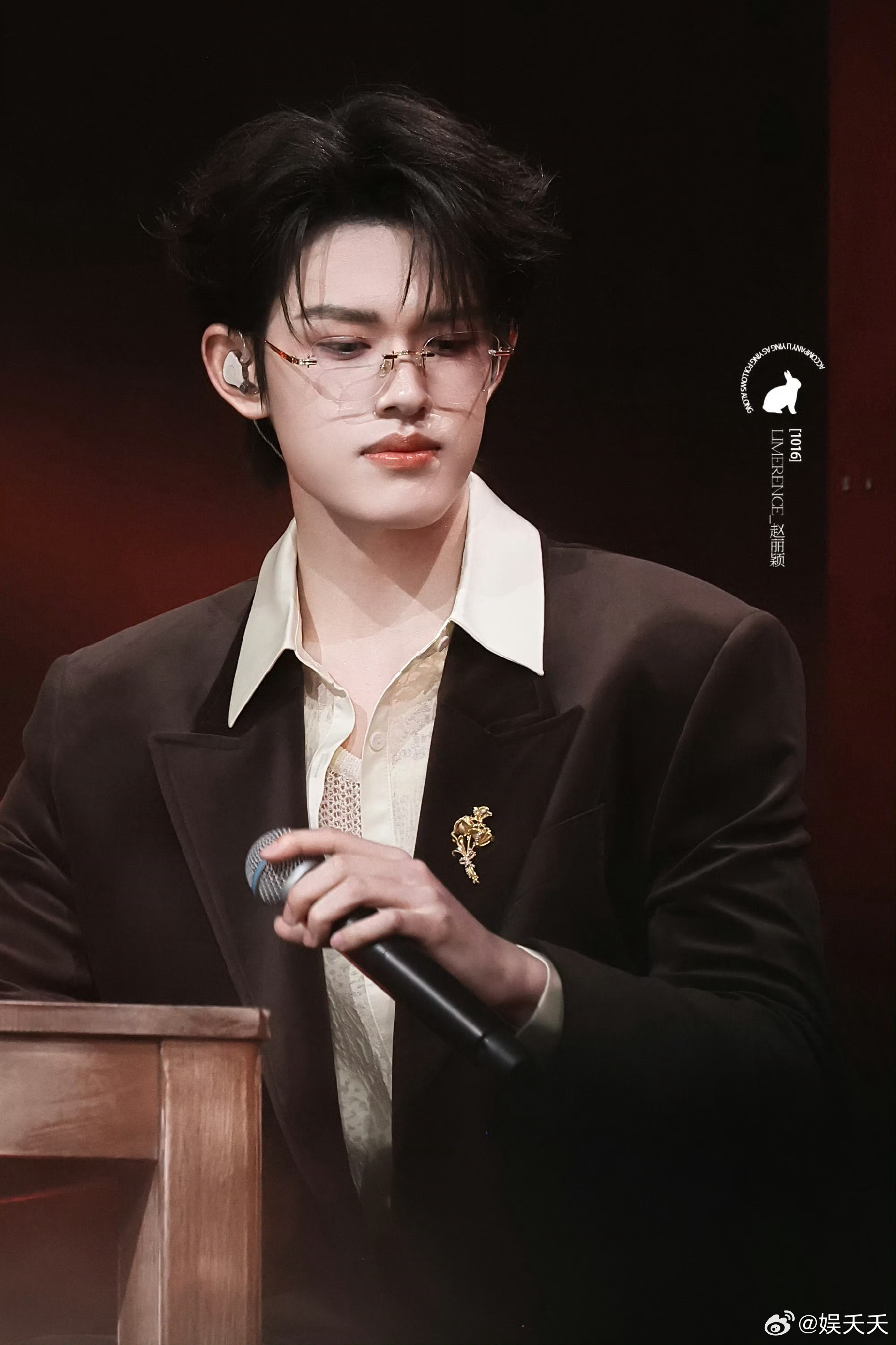 赵丽颖站姐发了张极  前辈与后辈的温柔联动，05后少年张极阳光努力，舞台亮眼又真