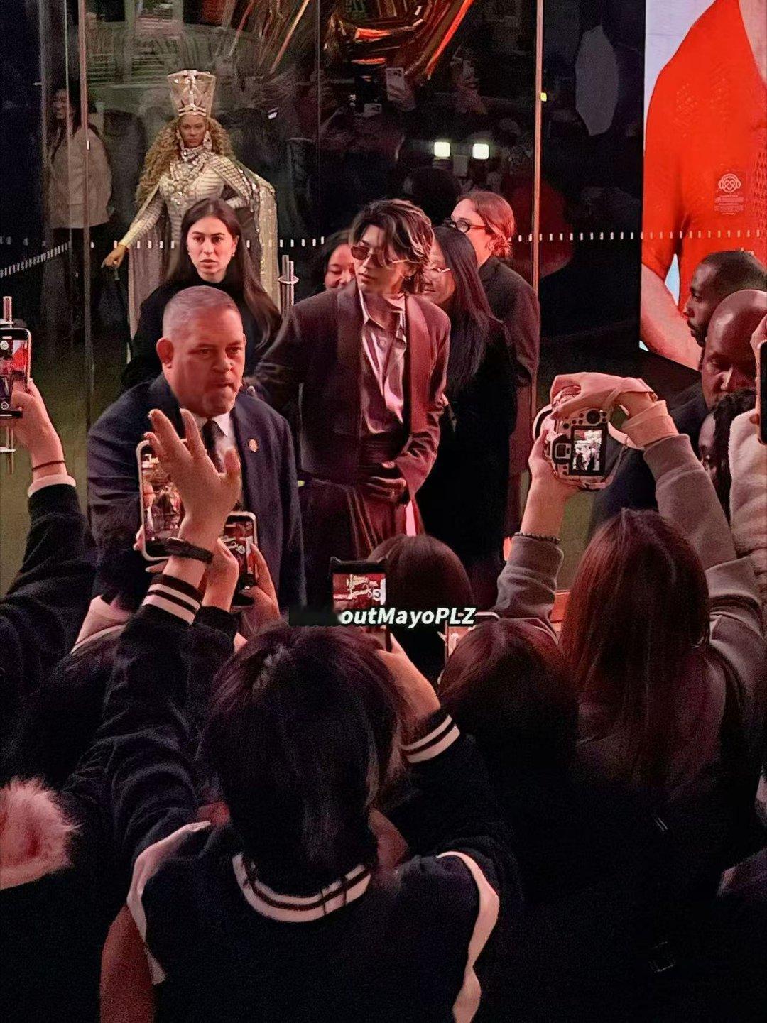 蔡徐坤纽约人气 身处异国依旧能成为人群中的焦点，言行举止自带独特魅力，吸引无数人
