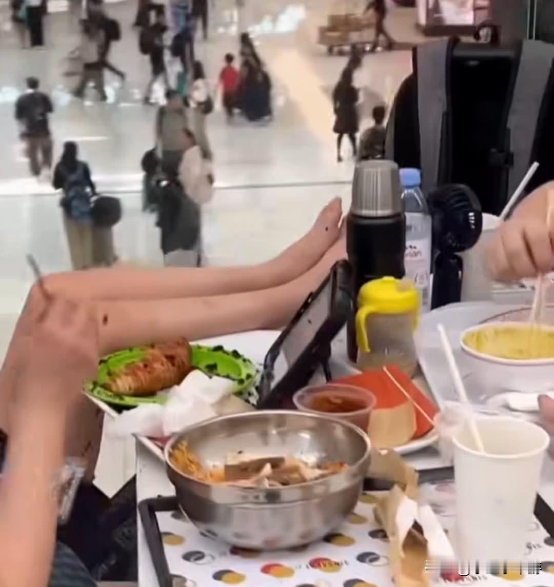 一段拍摄于香港国际机场公共就餐区的短视频，近日在Instagram、Thread
