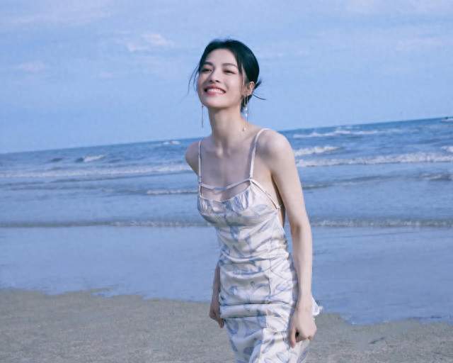 钟楚曦海边度假照，力量感身材引热议。