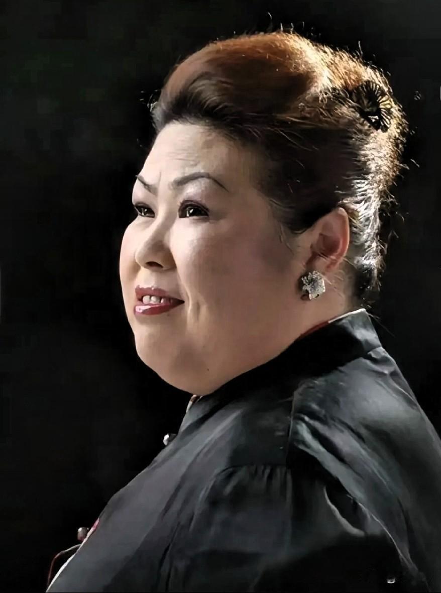 我给奶奶看董立范的照片，说起往事，奶奶说这女人一辈子没结婚吧？

我说21岁的时