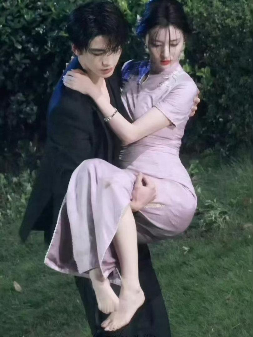 王楚然说最喜欢张凌赫旗袍抱造型这一秒过火 黑色西装和粉色旗袍的碰撞真的太绝了，慕