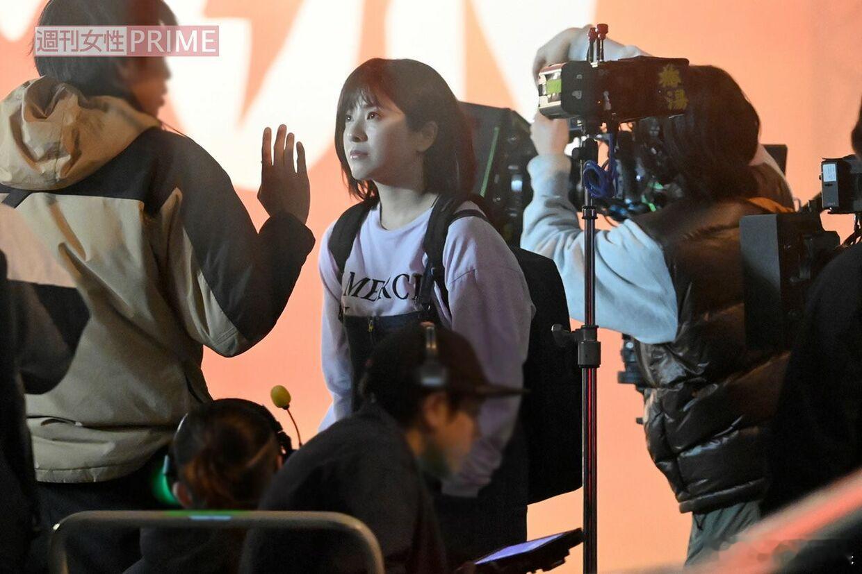 周刊女性公开吉高由里子室毅共演新作网剧拍摄现场。 