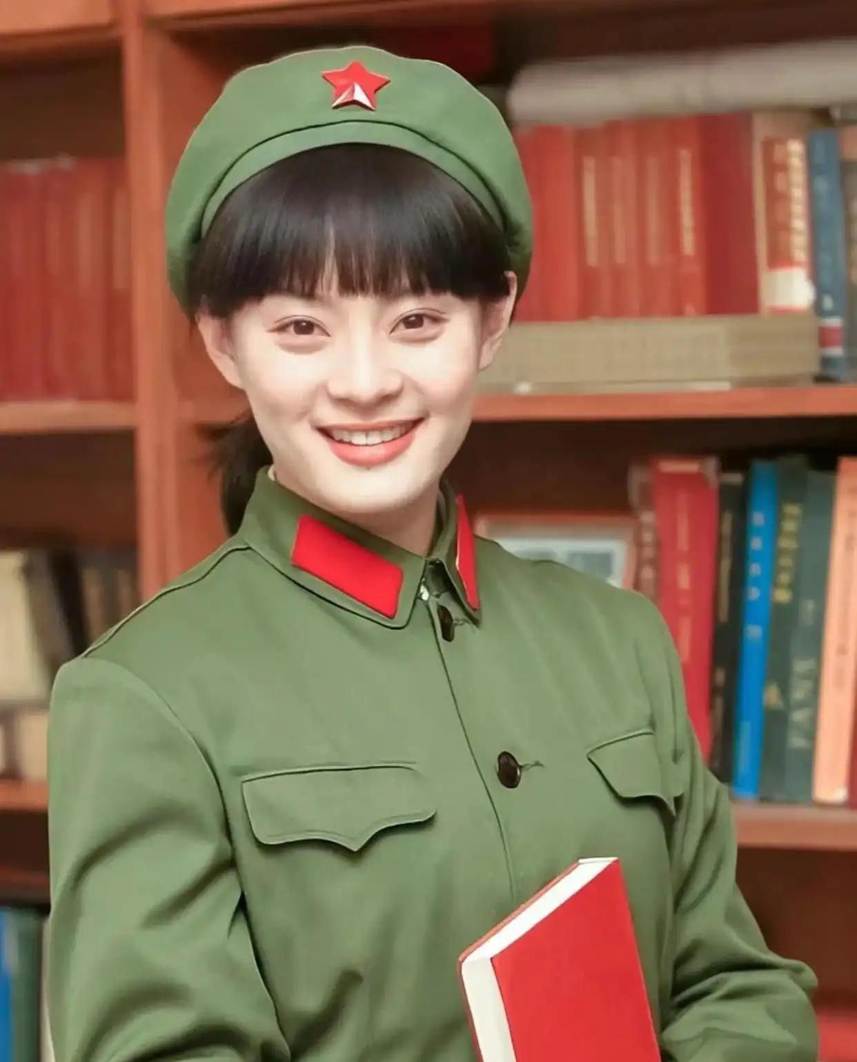 孙俪“偷”来战友图片发在个人平台纪念自己的军旅生涯。

8月1日，孙俪在个人社交