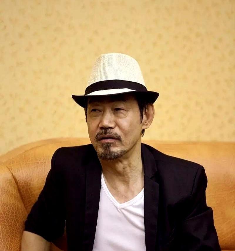 73岁元华：成龙片场当背景，周星驰镜头里封神！
 
他摔碎替身饭碗，只为李小龙翻