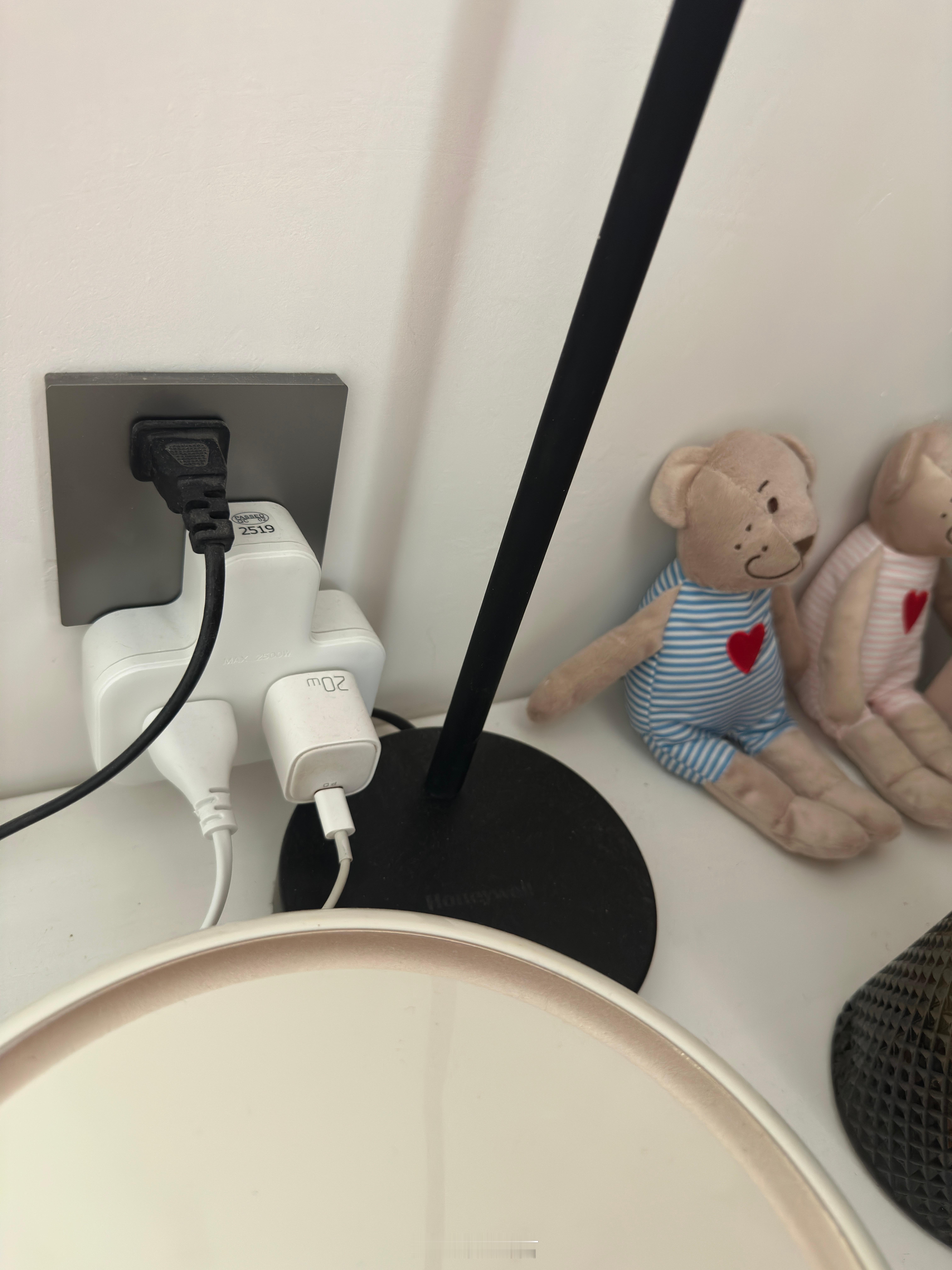 其实无论手机电池容量升级到7000毫安时以上，还是8000毫安时以上，甚至100