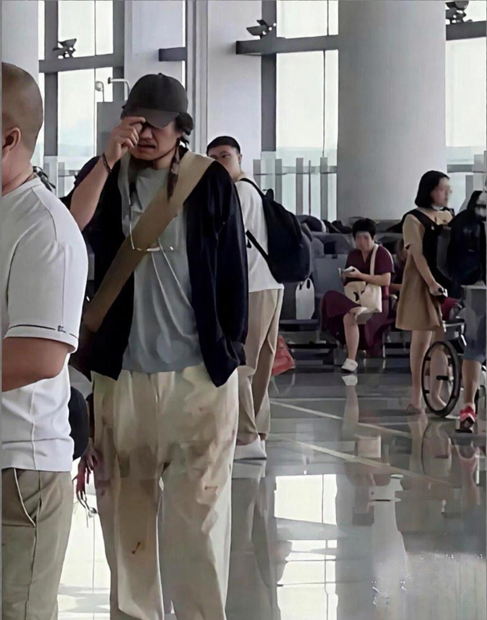 你以为他是流浪汉，其实人家穿的是巴黎世家。 ​​​