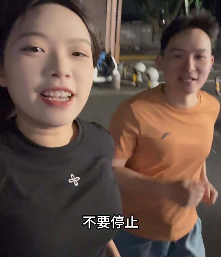 谢炜琳新视频学会反转了
2个小时点赞1.2万

今天谢炜琳更新动态她和哥哥谢浩男