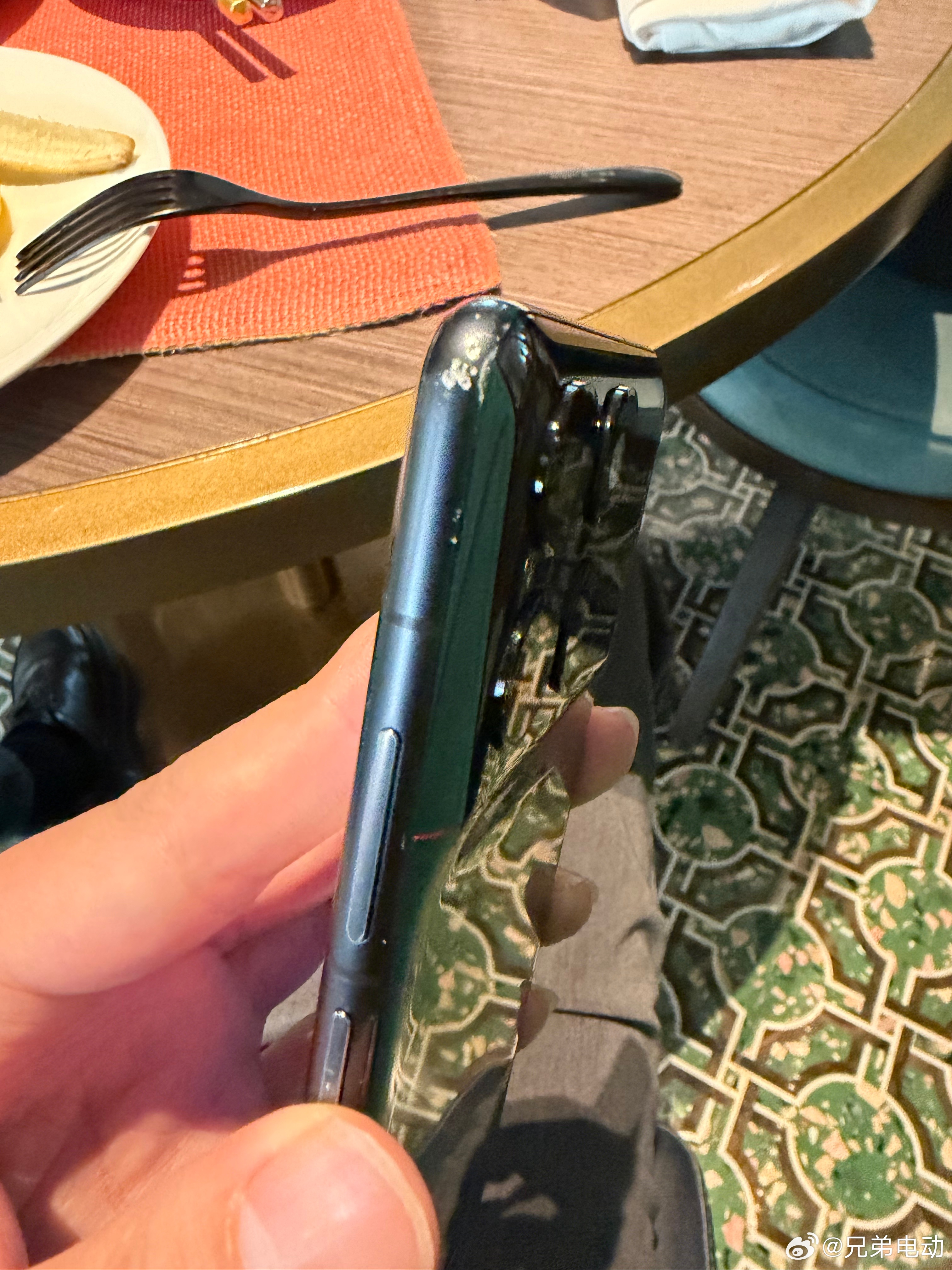 昨天在机场因为自己手滑，终于把我的二代NIOPhone屏幕摔碎了，我这是陶瓷壳E