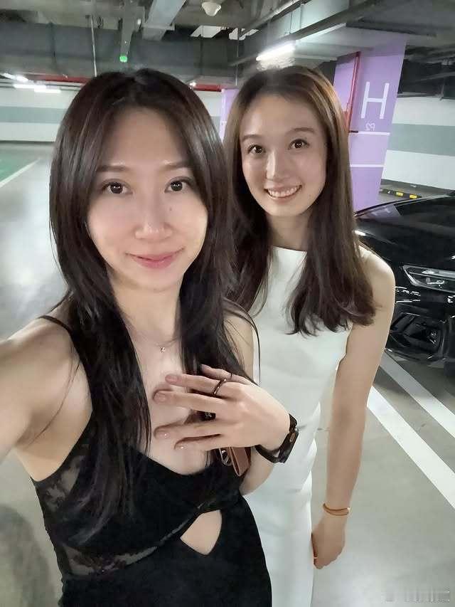 陈馨彤和刘新蕊闺蜜小聚，颜值在线…… ​​​