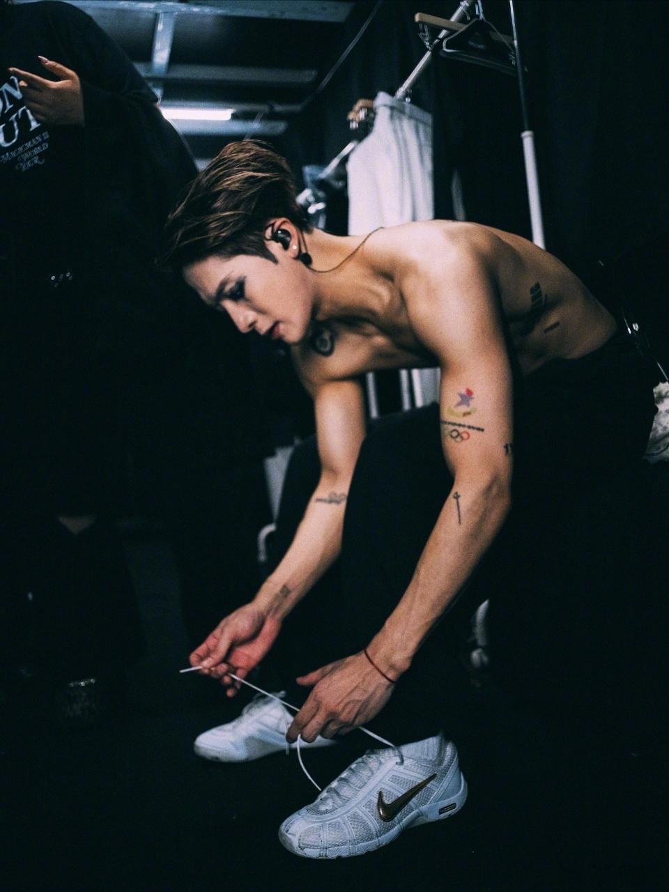 王嘉尔男友视角连载第一集 男友视角连载首集重磅登场，王嘉尔创意工作里专注认真的模